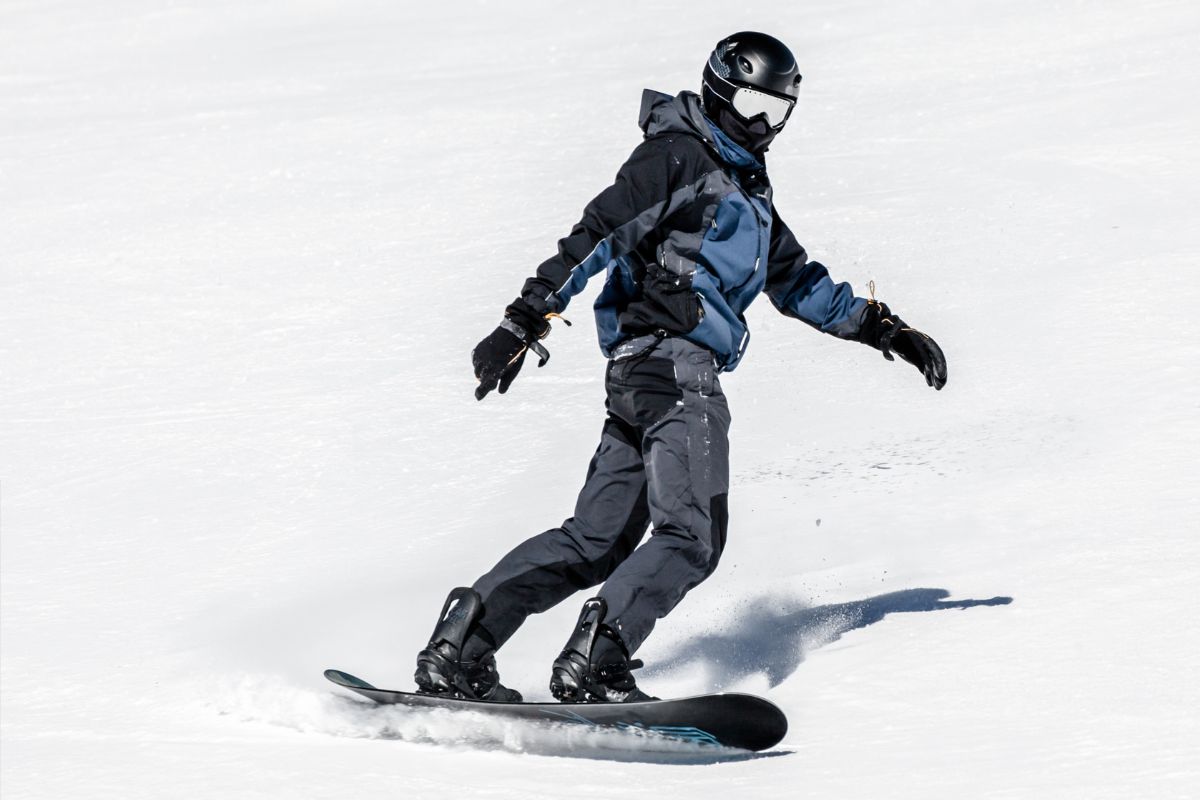 What To Bring Snowboarding (1)